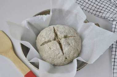 Formu parşömenle kapla, bir kesik at. 45-50 dakika önceden ısıtılmış fırına (220 derece) gönder. Küfü fırının tam altına yerleştir ki üst taraf yanmasın. Eğer fırın küçükse, ilk 20 metre boyunca folyoyla kaplayın.