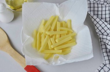 Ateşe bir tencere sebze yağı koy, yağ iyice ısınsın. Patatesleri pamuksuz kâğıt ya da pamuksuz havlularla sıvazlayın ki mümkün olduğunca çok nem kalmasın..