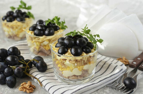 Невероятно нежный и вкусный куриный салат. Он собирается слоями в большой салатной чаше или в порциях. Он должен быть подан немедленно, украшен веточкой зелени. Хороший аппетит!