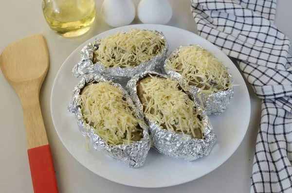 Sprinkle generously with grated cheese on top and put in the oven for a few minutes to melt the cheese.