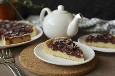 Bitmiş turta meyve sosuyla doldurulabilir ya da pudra şekeriyle serpiştirilebilir, ya da olduğu gibi servis edebilirsiniz. Çok tatlı ve lezzetli, deneyin! Afiyet olsun.!
