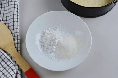 Bir kasedeki nişastayı şekerle birleştir.