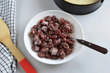 Bir kaseye böğürtlen ekle ve iyice karıştır.