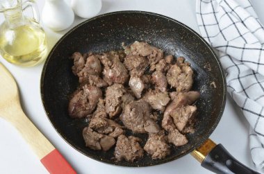 Karaciğerdeki kızarmış kabuğun oluşumuna izin vermeyin. Sıvı buharlaşır buharlaşmaz, hemen çıkartın. Ezmeyi yumuşak ve yumuşak yapmak için.