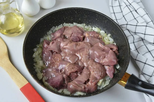 Adicione Fígado Sal Pimenta Panela Frite Fogo Baixo Sob Uma — Fotografia de Stock