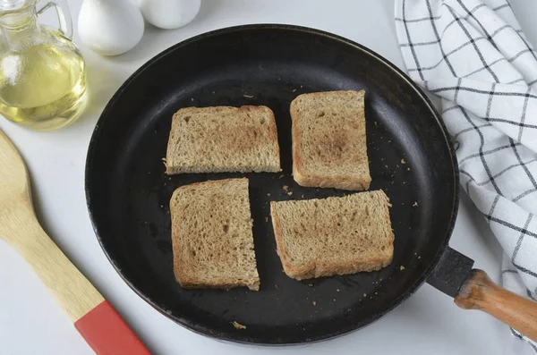 Medan Patén Har Svalnat Skär Rågbrödet Och Torka Det Torr — Stockfoto