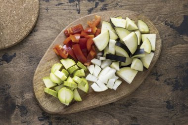 Bütün sebzeleri yıka ve orta boy dilimlere böl..