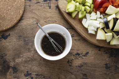 Salamura, balzamik ve soya sosu, sebze yağı ve doğranmış sarımsak için..