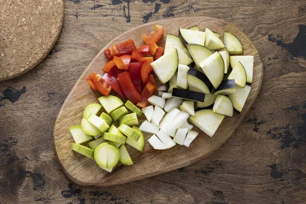 Bütün sebzeleri yıka ve orta boy dilimlere böl..