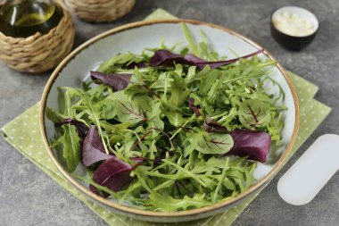 Roka 'yı yüksek kenarlı bir kaseye aktarın..