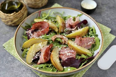 Salatayı yağ ve sirke ile hafifçe ıslatın, rendelenmiş parmesan ile cömertçe serpin. Tuz, parmesan ve pastırma çok tuzludur..