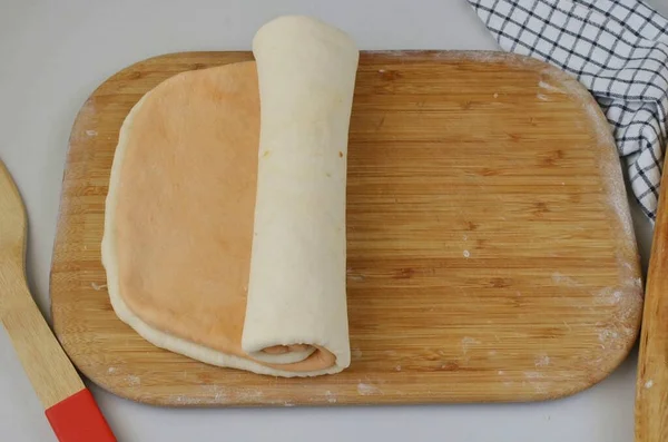 Hamuru rulo yap. Hamuru sıkıca sarmaya çalış ki 