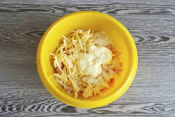 烤奶酪和洋葱 加蛋黄酱 盐调味 填好了 — 图库照片