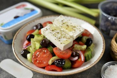 Üzerine iki büyük parça feta koy, hafifçe kekik otu serp ve zeytinyağı dök..