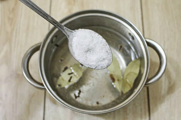 Tambahkan Garam Panci — Stok Foto