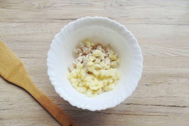 Ananası küçük küplere böl ve salata kasesine tavuk filetosu ekle..