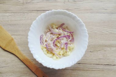 Salata kasesine soğan turşusunu aktar..