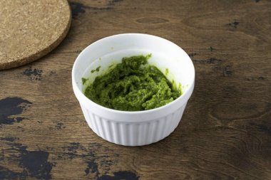 Pesto 'nun tadına bak, gerekirse daha fazla tuz ya da zeytinyağı ekle..