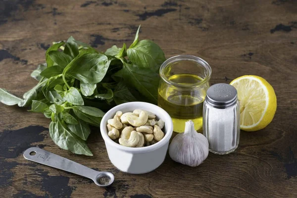 Готуйте Всі Необхідні Інгредієнти Щоб Зробити Cashew Basil Pesto — стокове фото