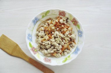 Aynı kaseye mantarlı haşlanmış sebze ve kıyma ekleyin..