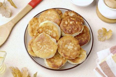 Yumurtasız kefir çörekleri hazır. Bu tarife göre hamur tatları çok lezzetli, yumuşak ve havalıdır. Hazırlaması kolay. Denesene! Kefir hamuru iyi yükseliyor, hamur işleri yumuşak ve çok havadar. Afiyet olsun.!