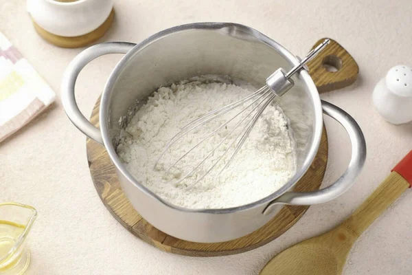 Dodaj Mąkę Głębokiej Miski — Zdjęcie stockowe