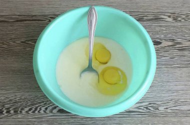 Zaman geçtikten sonra, yumurta ve tuz ekle. Karıştır.