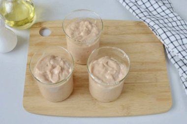 Sosis için, küçük çaplı bir bardak ya da seramik form gerekir, jambon yoksa bardak ya da gözlük idealdir (bu termometresi olan uzun bir tavadır). 250 ml hacimli üç tane uzun bardak aldım. Bardakları bitkisel yağla yağla. Doldur şunu.