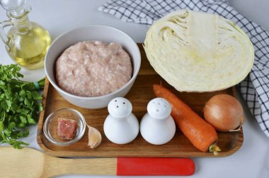Tavuk kıymalı haşlanmış lahana yapmak için gereken tüm malzemeleri hazırla..