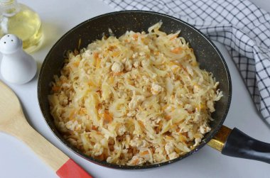 Lahanayı kapağın altında kıyma ile haşla, ara sıra karıştır, 20 dakika boyunca..