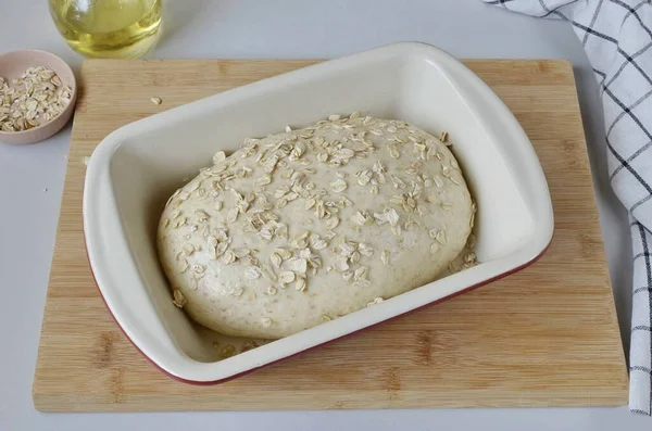 Einen Laib Brot Formen Bürsten Sie Die Pfanne Mit Butter — Stockfoto