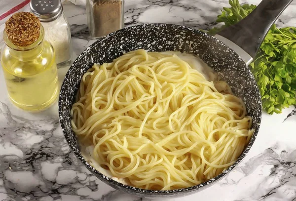 Ponga Los Espaguetis Mezcle Caliente Durante Unos Minutos Apague Fuego —  Fotos de Stock