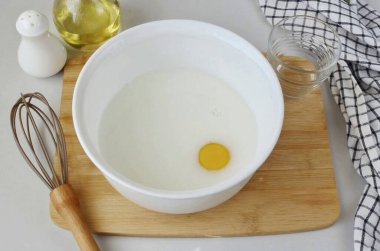 Tereyağlı sütü şeker, tuz ve yumurtayla karıştır.