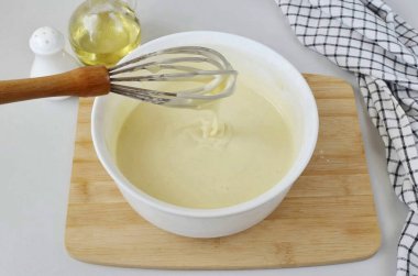 Hamuru çırpıcıyla karıştır. Yoğunluk ortalamadır.