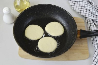 Tavayı ısıt, biraz sebze yağı dök. Hamuru kaşıkla aç ve altın kahverengiye kadar kızart..