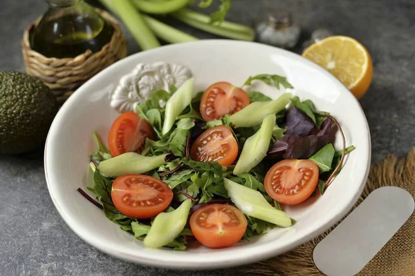 Salatblätter Eine Schüssel Geben Halbierte Kirschtomaten Und Einen Gehackten Selleriestiel — Stockfoto