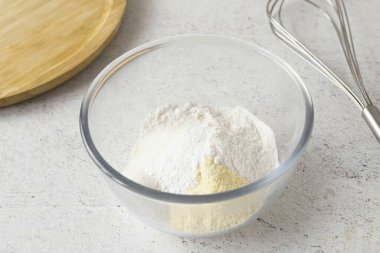 Her iki tür unu, şekeri, bir tutam tuzu ve kabartma tozunu karıştır..