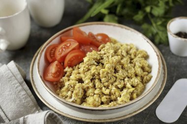 Hazır yumurta yulaf ezmesi, taze sebze ve bir fincan aromatik kahve servis et. Afiyet olsun.!