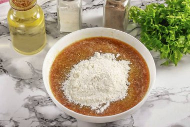 Premium buğday unu dök ve havyar kütlesine karıştır. Eğer bu unu beğenmediyseniz, yulaf ezmesi ya da pilav ile değiştirin..