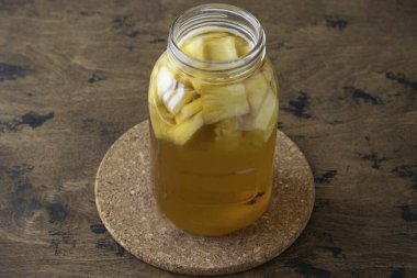 Bu zamandan sonra, beyaz bir köpük oluşmalı. Dikkatlice kaldır ve içkinin mayalanmasına 24-35 saat daha izin ver, ama daha fazla değil. Ortaya çıkan sıvıyı sıkıştır ve soğut, ya da buz ekle.