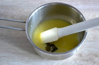 Çikolata karışımına bir çay kaşığı fıstık ezmesi ekleyin, karıştırın, streç film ve soğutucuyla kaplayın..