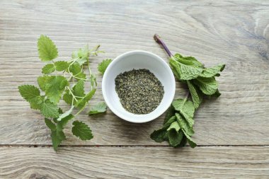 Naneli Melissa çayı yapmak için gereken tüm malzemeleri hazırlayın. Çaydanlığa kaynar su dök ve suyu boşalt..