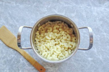 Makarnayı paketteki talimatlara göre kaynatın, suyu boşaltın..