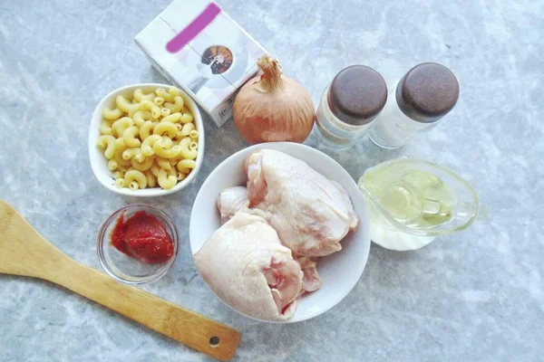 Připravte Všechny Ingredience Potřebné Výrobě Těstoviny Kuřecím Masem Rajčatové Omáčce — Stock fotografie