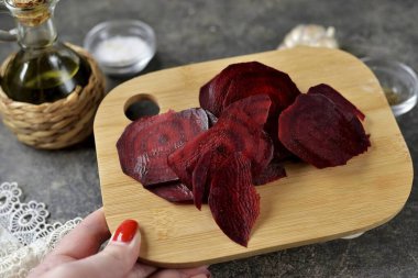 Cut the beets into thin round slices. If there is a special grater, then this will be easy and fast, although with an ordinary knife with a long sharp blade it is also quite easy. clipart