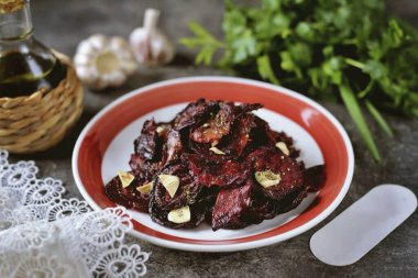 Bitmiş cipsleri soğut ve yemek tepsisinden bir tabağa koy. Sağlıklı pancar çorbası hazır..