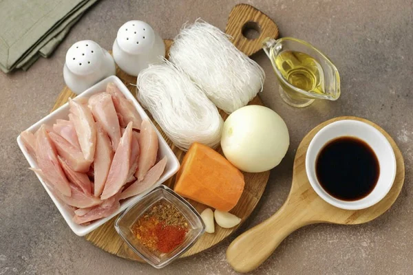 Prepare Todos Los Ingredientes Necesarios Para Cocinar Funchoza Con Pollo —  Fotos de Stock