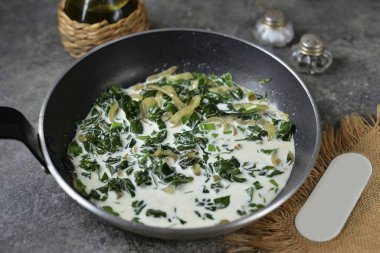 Tavaya orta yağlı krema dök, kaynat..