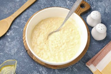 Bitmiş hamur çok kalın ya da sıvı olmamalı, gözlemelerdeki gibi..