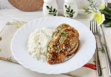 Bal soslu tavuk göğsü ve haşlanmış pilav. Afiyet olsun.!